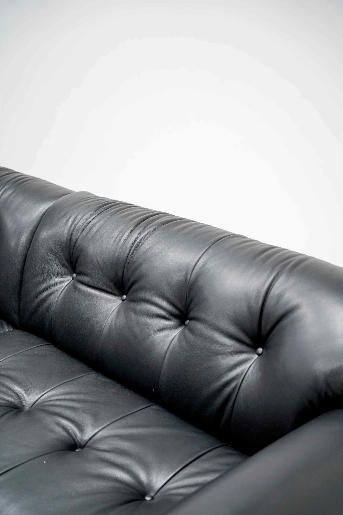Black Chesterfield Sofa detail image 2