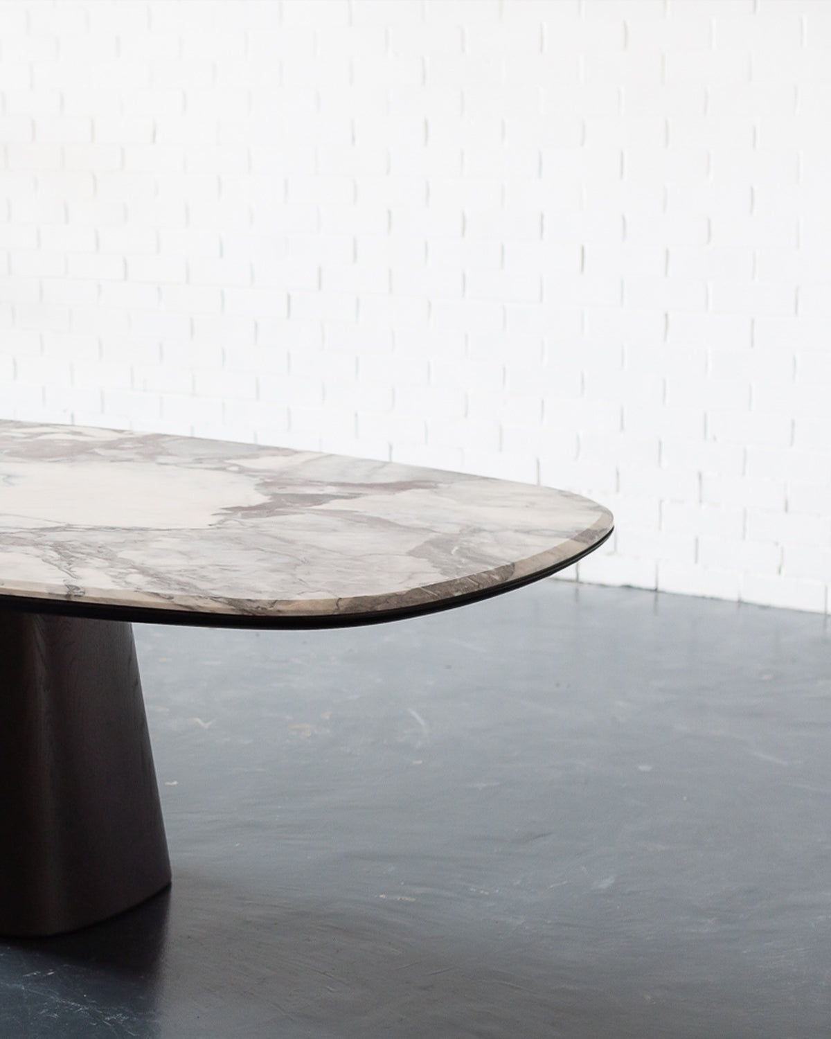 Calacatta Oval Dining Table detail image 2