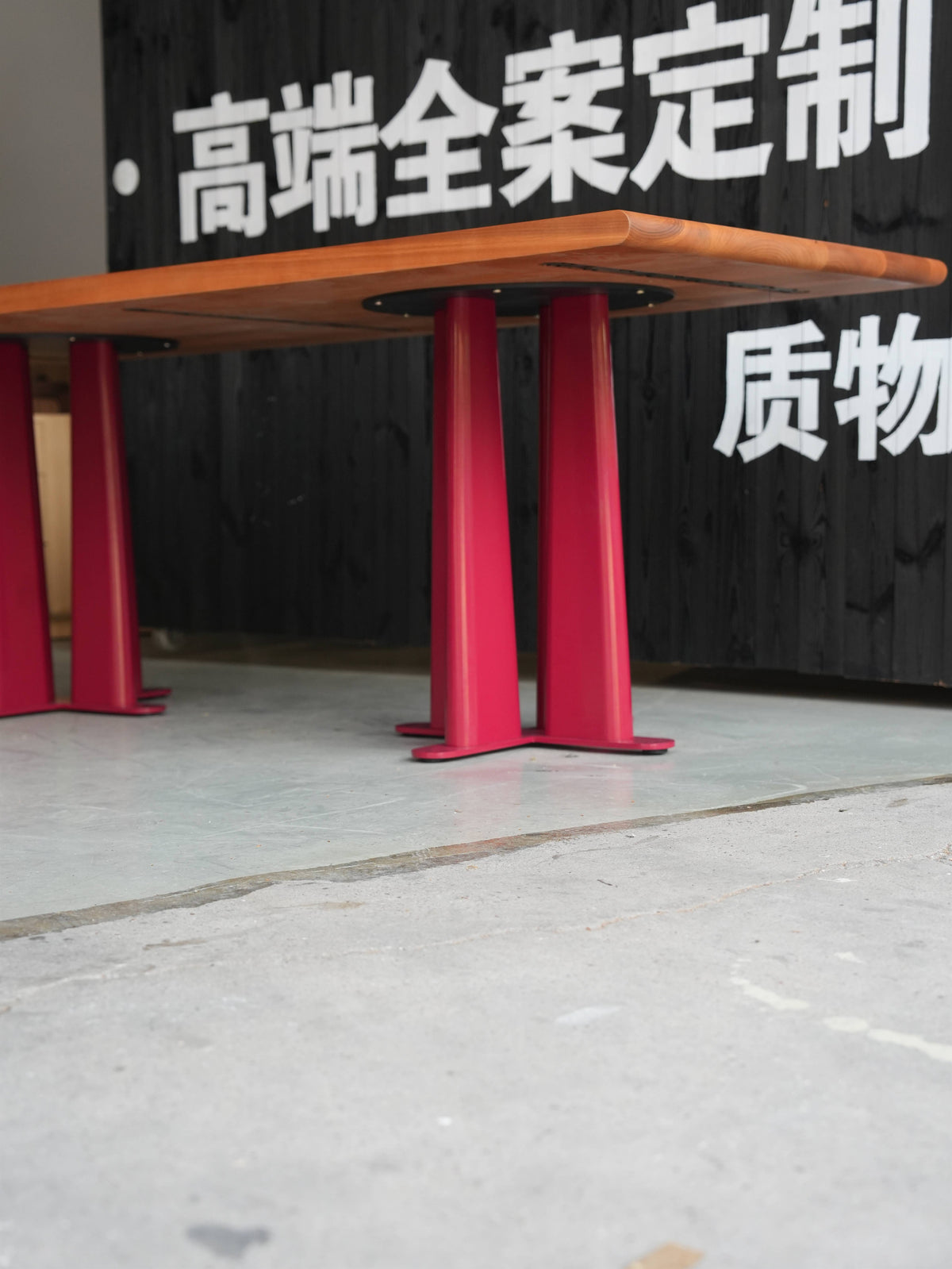 Vermilion Beam Dining Table detail image 3