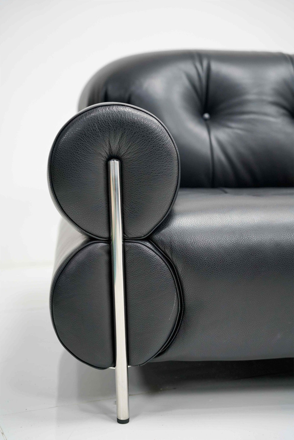 Black Chesterfield Sofa detail image 4